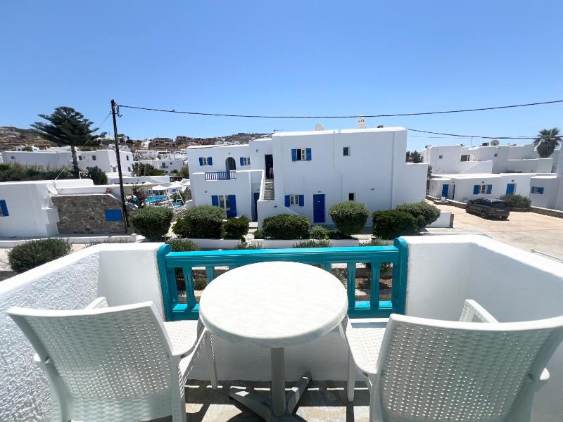 Double Room with Balcony image 2