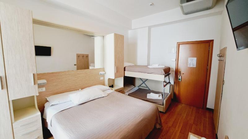 Classic Quadruple Room image 4
