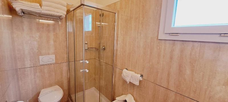 Double Room image 3