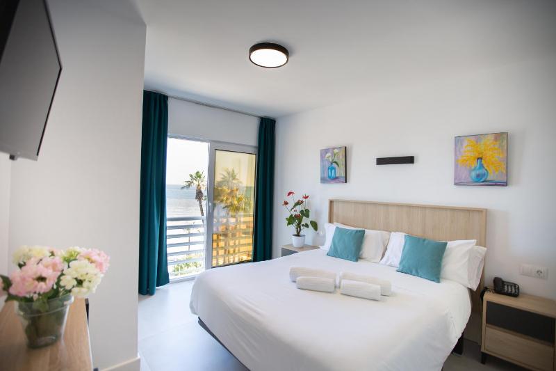 Double or Twin Room with Sea View image 4
