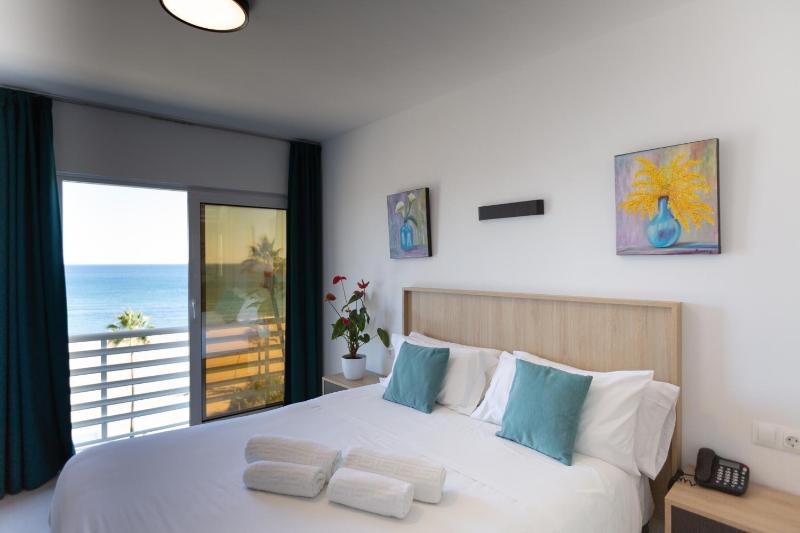 Double or Twin Room with Sea View image 3