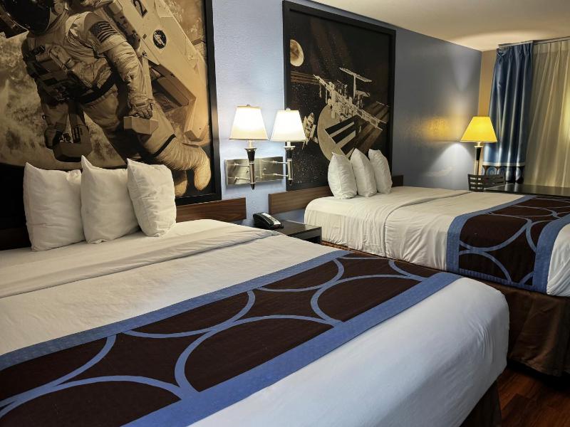 Queen Room with Two Queen Beds - First Floor/Non-Smoking image 3