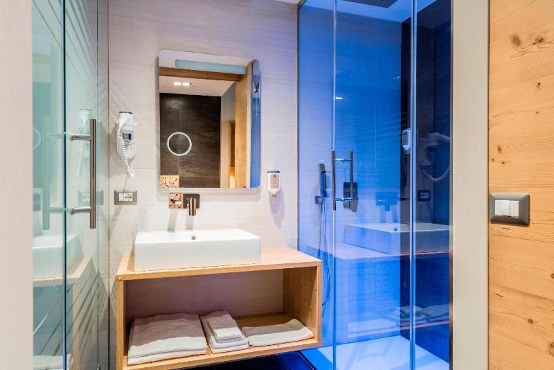 Family Junior Suite (2 Adults + 2 Children) image 2