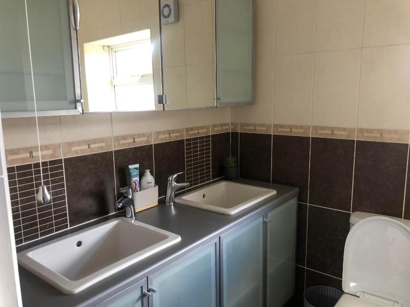 Well presented 3 Bed House- 9 Guests - Great for Leisure stays or Contractors -NG8 postcode - image 11