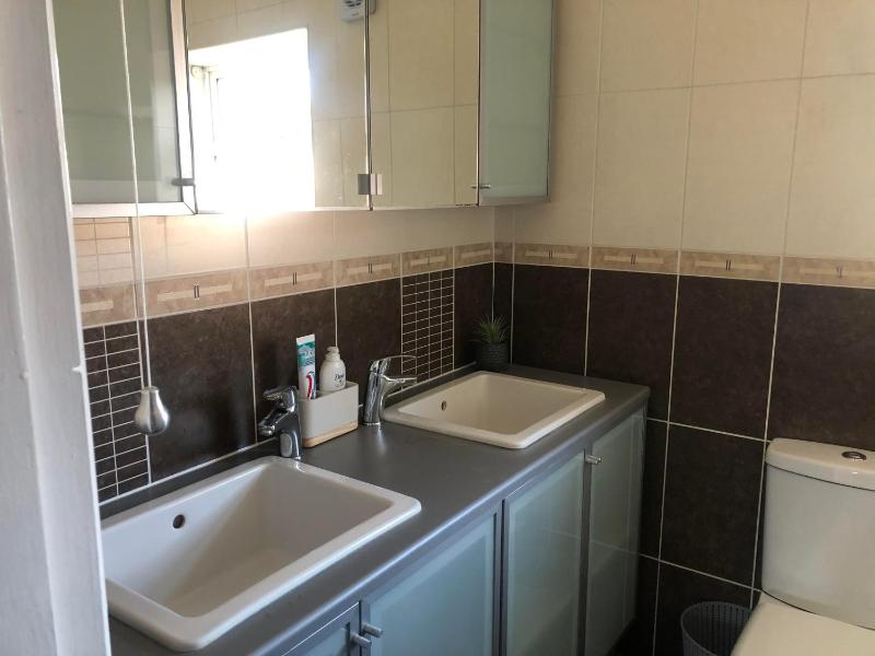 Well presented 3 Bed House- 9 Guests - Great for Leisure stays or Contractors -NG8 postcode - image 5