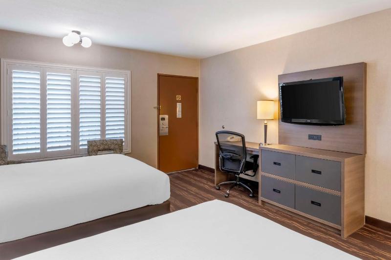 Double Room witn Two Double Beds - Upper Floor/Non-Smoking image 2