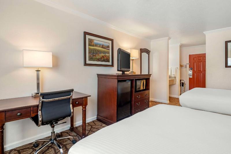 Queen Room with Two Queen Beds image 3