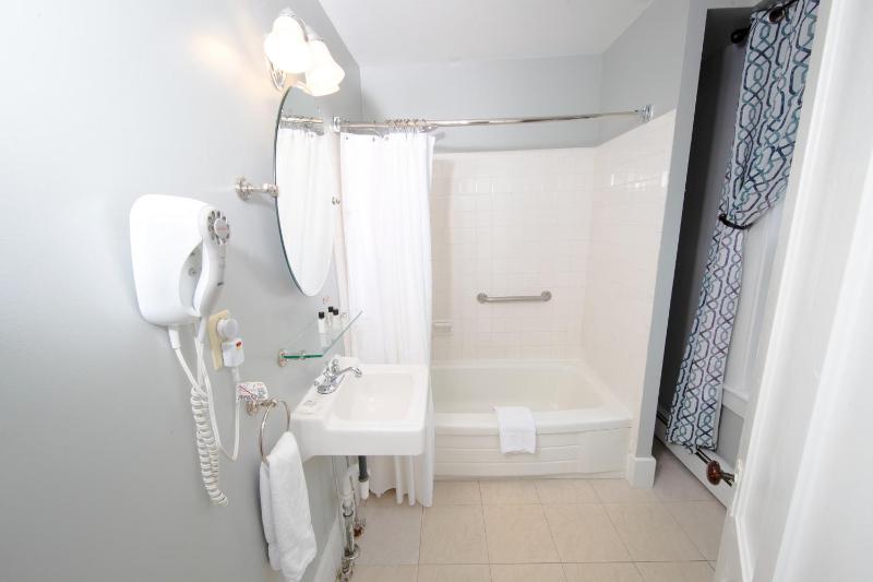 Queen Room image 2