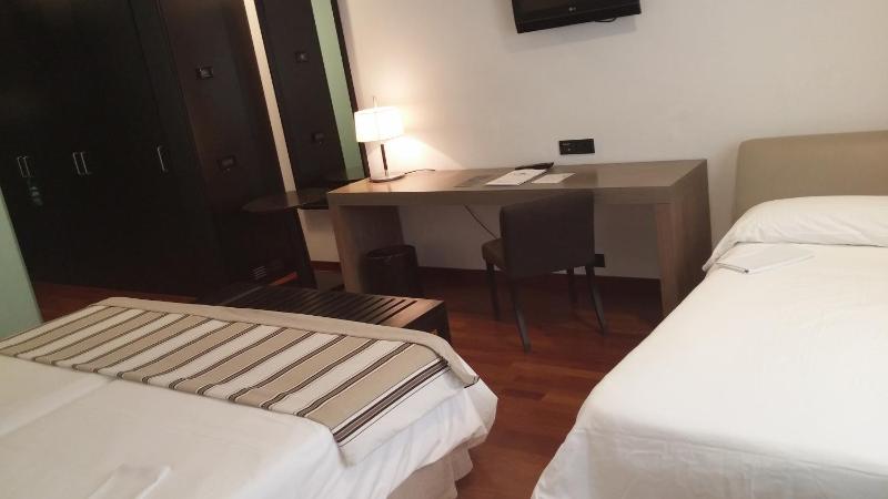 Standar Double Room (3 Adults) image 2