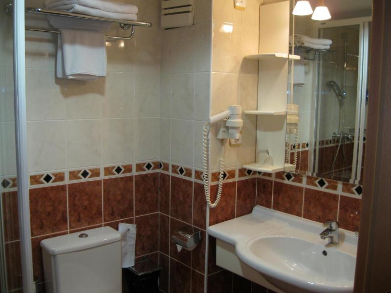 Standard Twin Room image 1