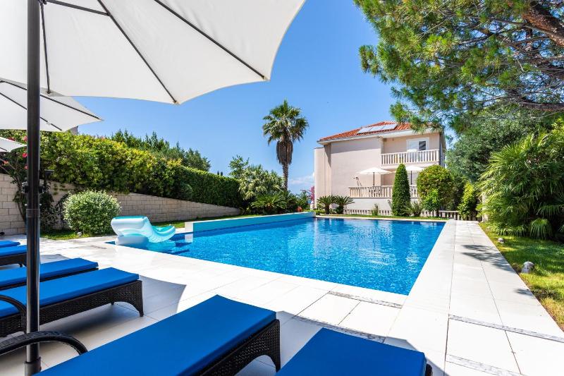 Family-friendly apartments with swimming pool Splitska Brac - 23224 - image 1