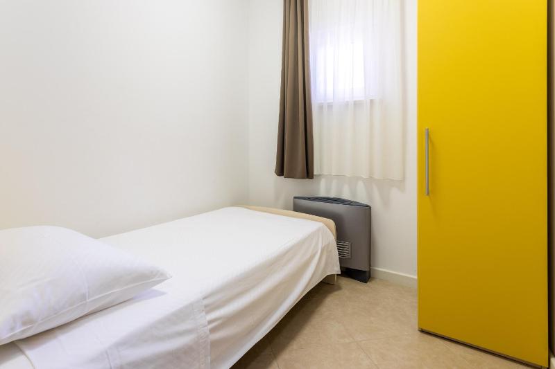 Family-friendly apartments with swimming pool Splitska Brac - 23224 - image 3