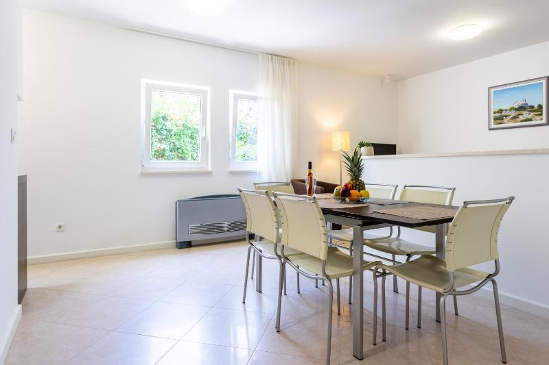 Family-friendly apartments with swimming pool Splitska Brac - 23224 - image 2