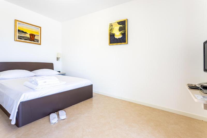 Family-friendly apartments with swimming pool Splitska Brac - 23224 - image 29