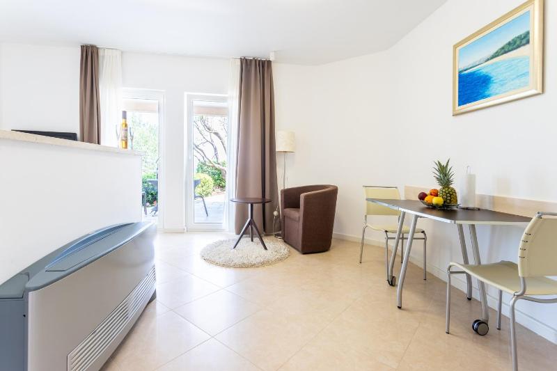 Family-friendly apartments with swimming pool Splitska Brac - 23224 - image 41