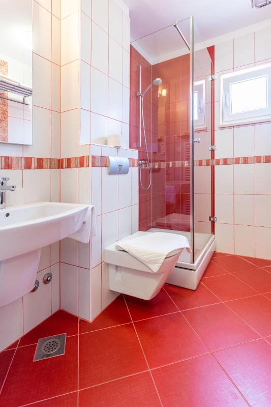 Family-friendly apartments with swimming pool Splitska Brac - 23224 - image 4