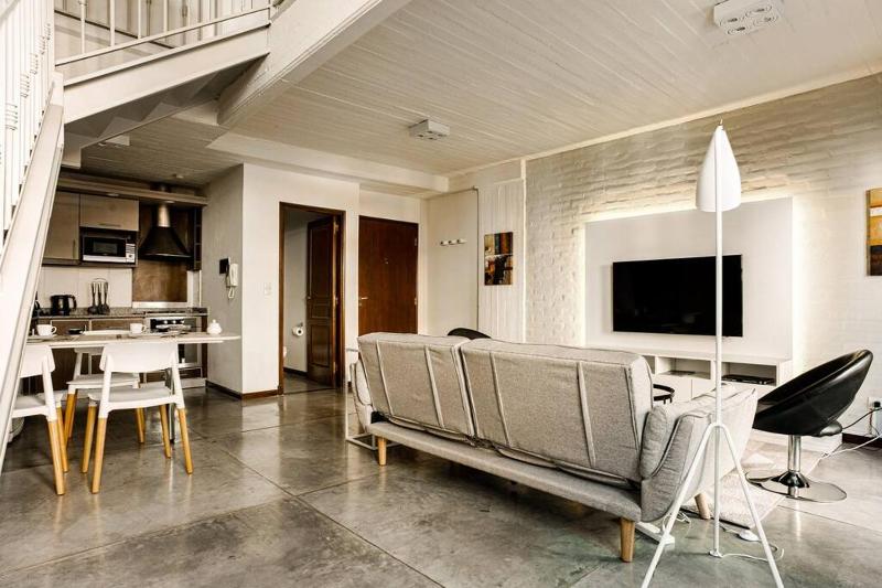 Minimalist style luxury loft with daily maid service - image 2