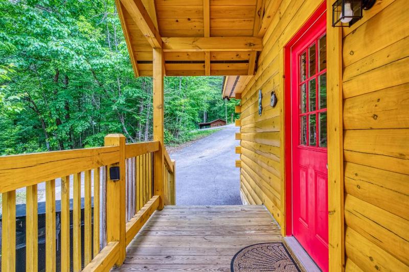 Black Bears and Fireflies Hot Tub Cozy Cabin Retreat in the Smokies Comfort & Fun for All - image 12