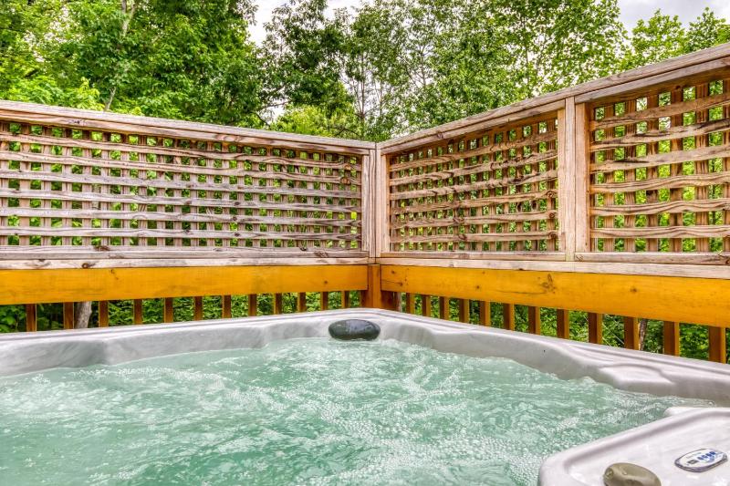 Black Bears and Fireflies Hot Tub Cozy Cabin Retreat in the Smokies Comfort & Fun for All - image 3