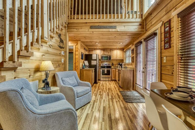 Black Bears and Fireflies Hot Tub Cozy Cabin Retreat in the Smokies Comfort & Fun for All - image 15