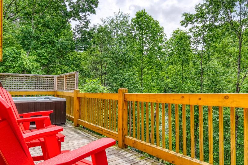 Black Bears and Fireflies Hot Tub Cozy Cabin Retreat in the Smokies Comfort & Fun for All - image 5