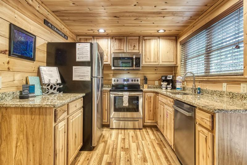 Black Bears and Fireflies Hot Tub Cozy Cabin Retreat in the Smokies Comfort & Fun for All - image 24