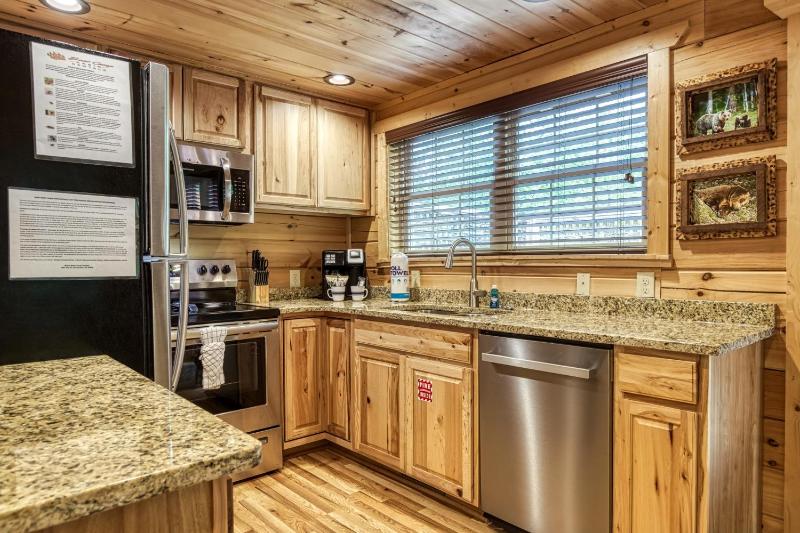 Black Bears and Fireflies Hot Tub Cozy Cabin Retreat in the Smokies Comfort & Fun for All - image 28