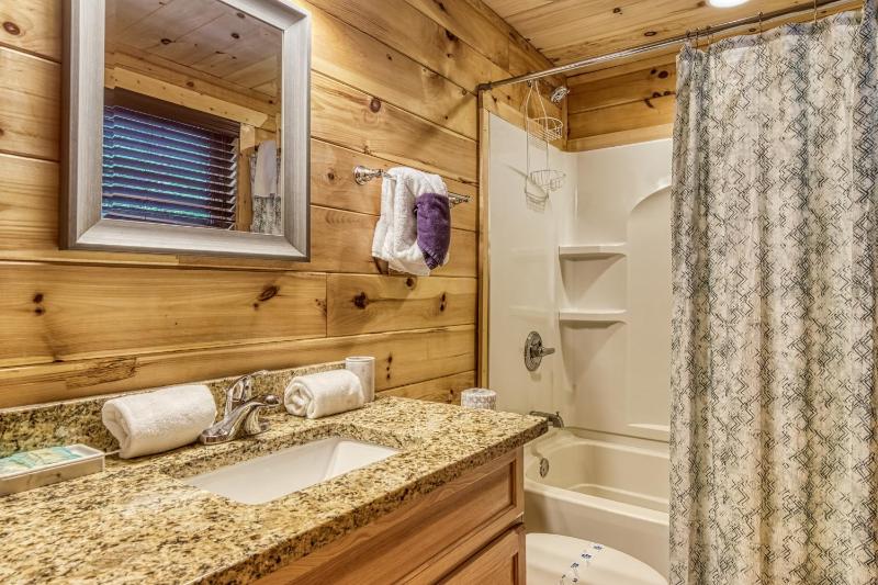 Black Bears and Fireflies Hot Tub Cozy Cabin Retreat in the Smokies Comfort & Fun for All - image 17