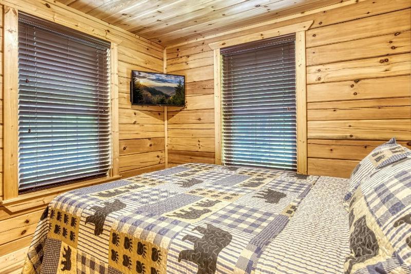 Black Bears and Fireflies Hot Tub Cozy Cabin Retreat in the Smokies Comfort & Fun for All - image 26