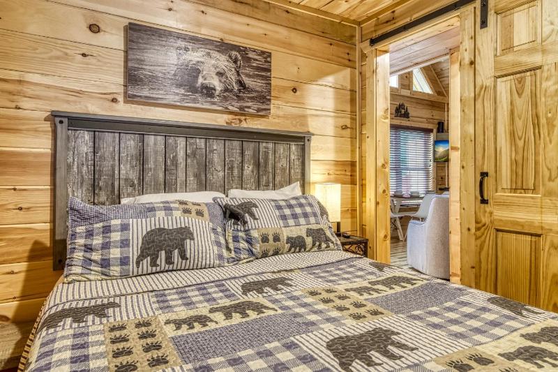 Black Bears and Fireflies Hot Tub Cozy Cabin Retreat in the Smokies Comfort & Fun for All - image 25