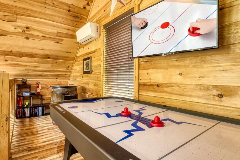 Black Bears and Fireflies Hot Tub Cozy Cabin Retreat in the Smokies Comfort & Fun for All - image 31