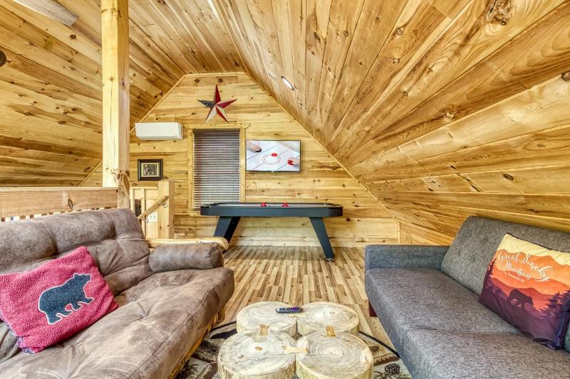 Black Bears and Fireflies Hot Tub Cozy Cabin Retreat in the Smokies Comfort & Fun for All - image 36