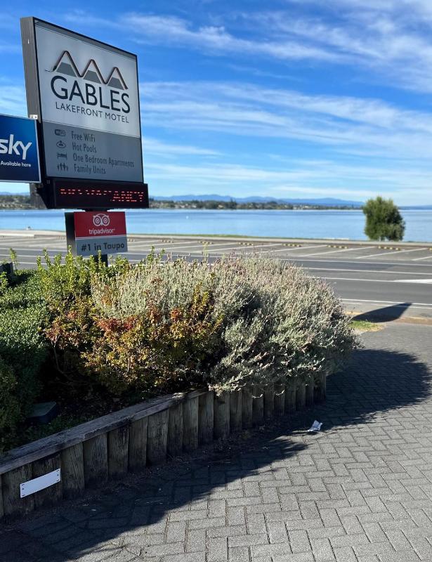 Gables Lakefront Motel - image 10