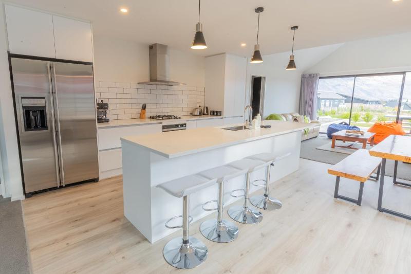 Fantastic Views on Farrant Dr - image 17