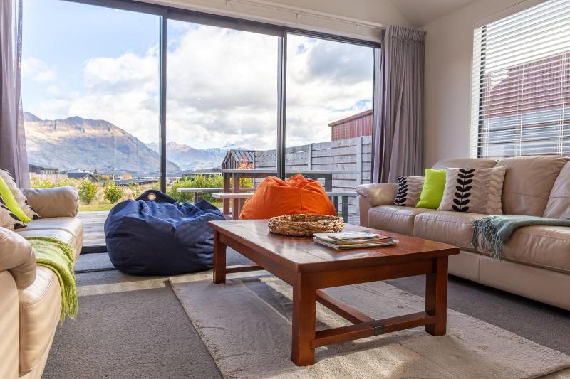 Fantastic Views on Farrant Dr - image 9