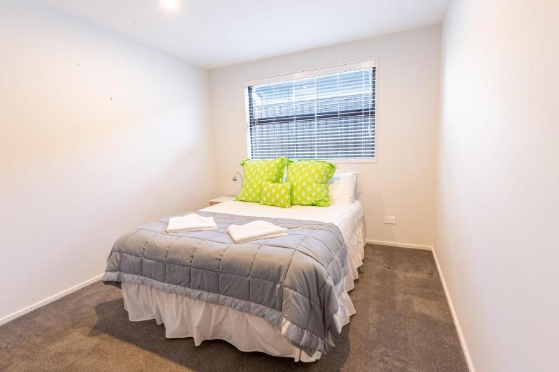 Fantastic Views on Farrant Dr - image 3