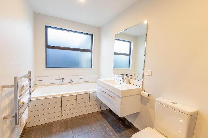 Fantastic Views on Farrant Dr - image 21