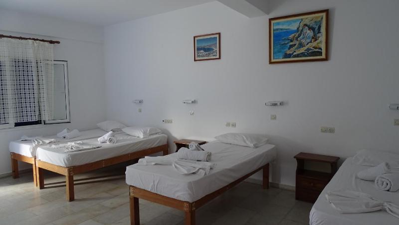 6-Bed Mixed Dormitory Room image 4