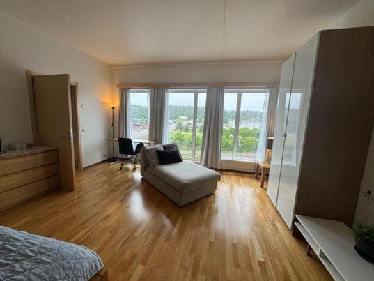 Suite with City View image 4