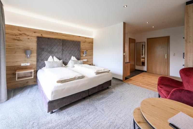 Deluxe Double Room with Balcony image 4