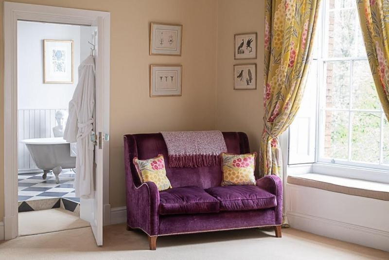 Deluxe King Room image 2