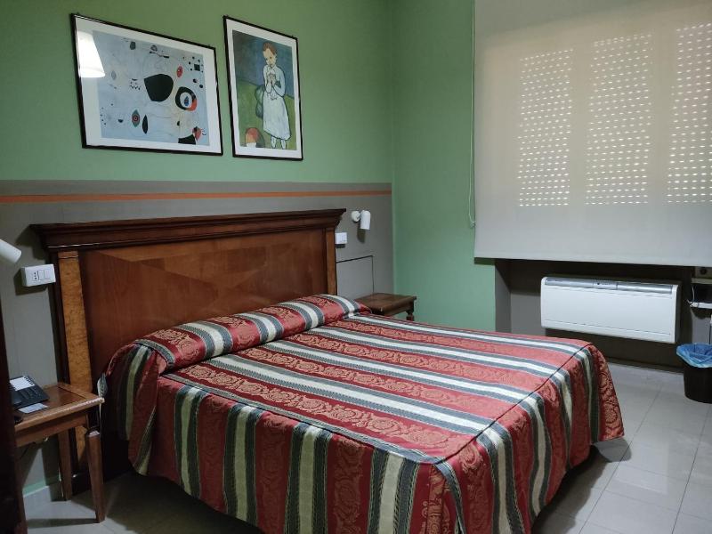 Standard Double Room image 3