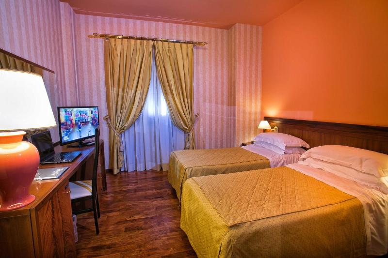 Standard Twin Room image 4