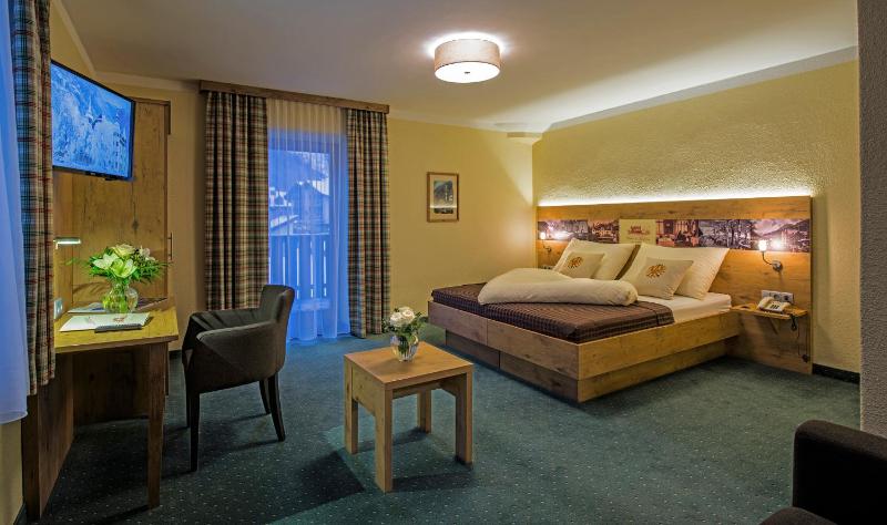 Large Double Room image 4
