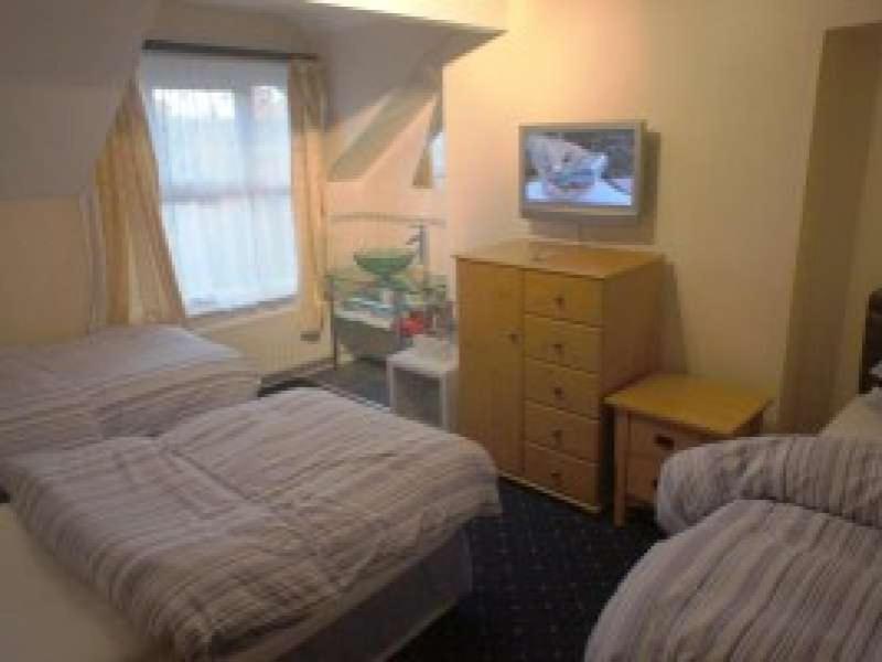 Triple Room with Shared Bathroom image 1