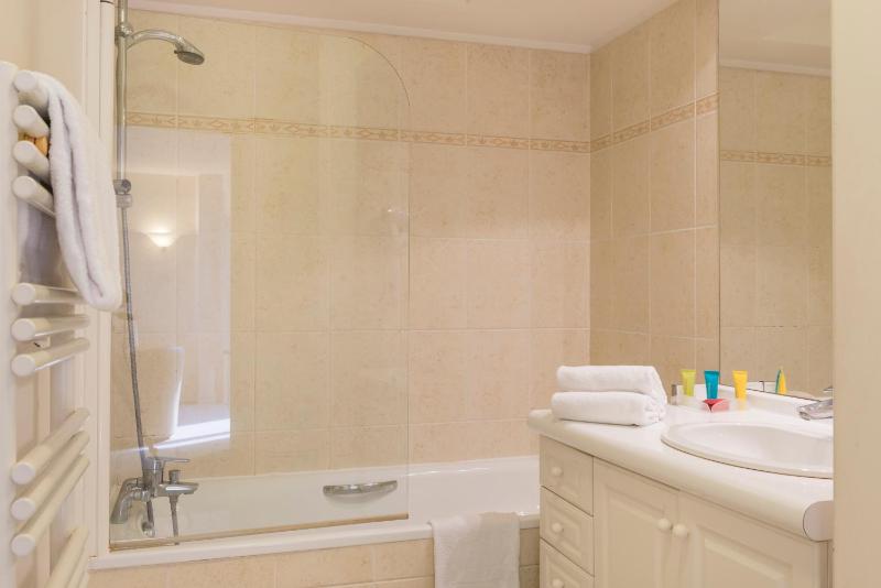 Executive One-Bedroom Apartment image 2