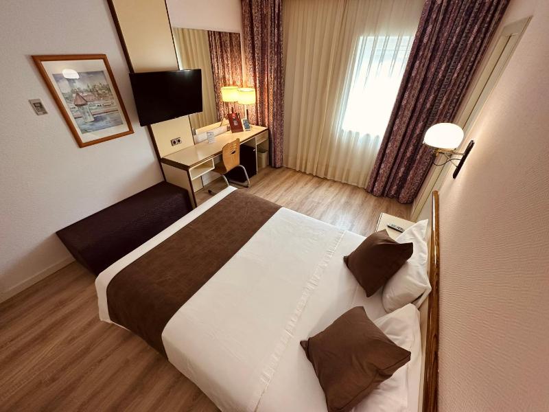 Double or Twin Room image 4