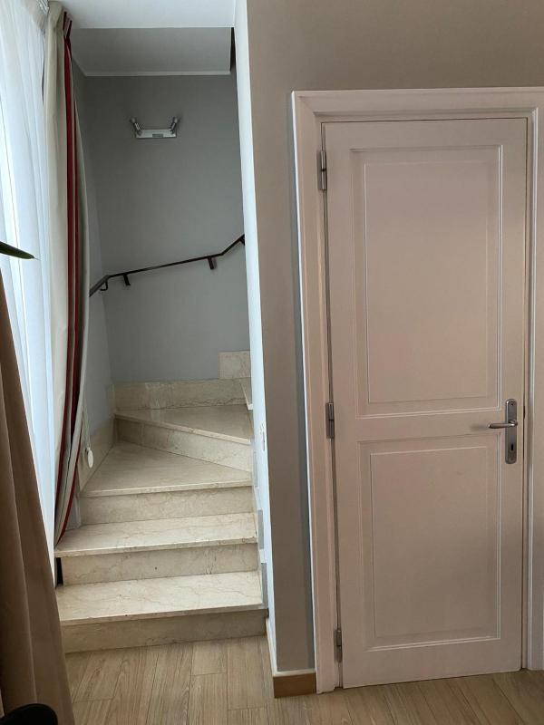 Deluxe One-Bedroom Apartment with Terrace - Split Level image 1