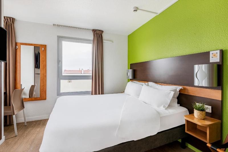 Standard Double Room image 4