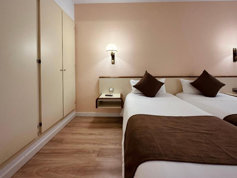 Double or Twin Room image 3